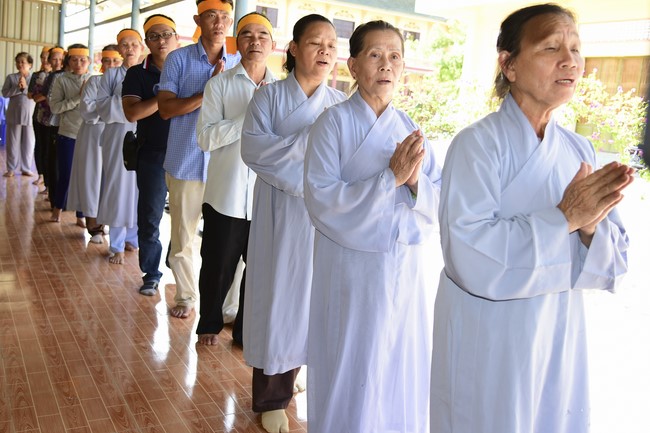Chanting sutra, praying for rebirth of the spirit at Vinh Nghiem Pagoda